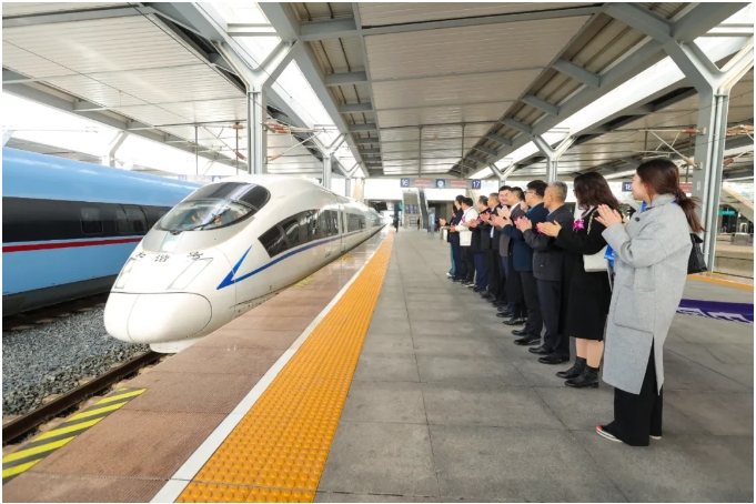 “江達制動護您平安”中國·龍口高鐵冠名列車首發(fā)儀式在濟南舉行